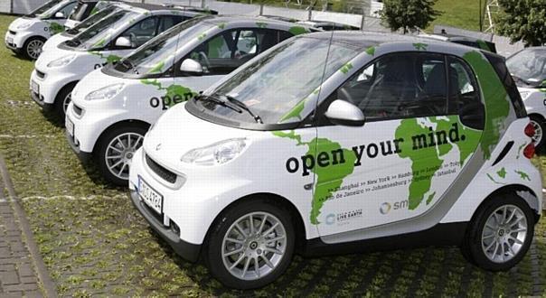 Künstler mit Smart für den Umweltschutz. Foto: Auto-Reporter/DaimlerChrysler